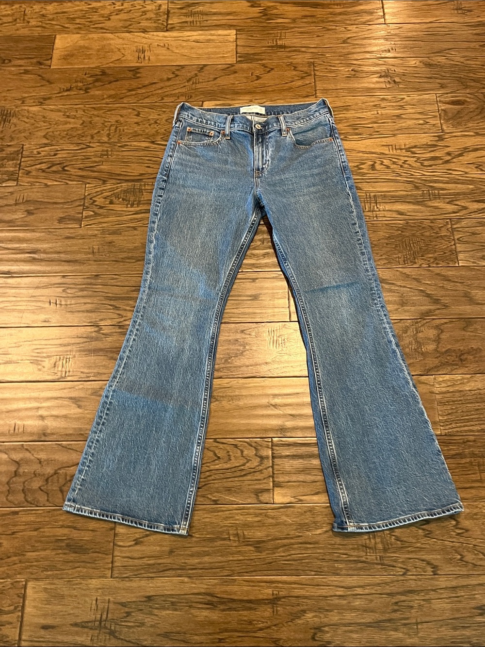 Abercrombie & Fitch Mid Rise Bootcut Size 28  Short